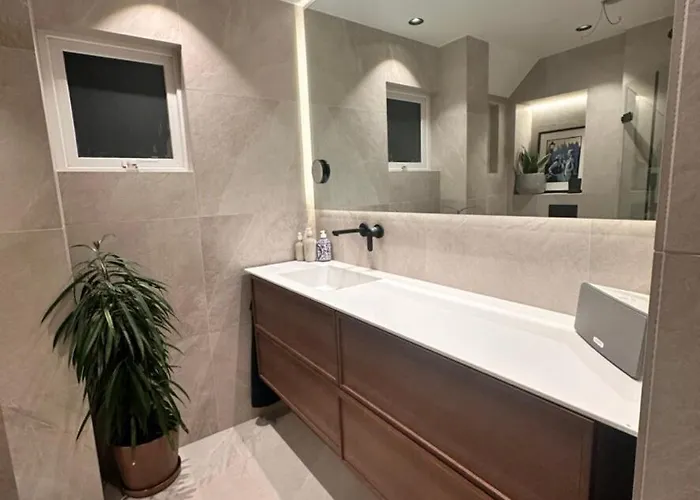 Elegant With Balcony & Sea View In One Of Oslos Exclusive Areas
