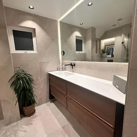Elegant With Balcony & Sea View In One Of Oslos Exclusive Areas